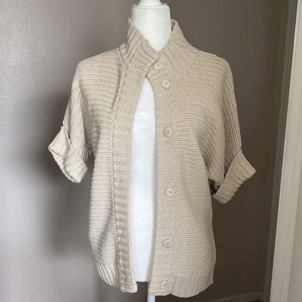 ❌SOLD❌ EUC Banana Republic Button Cream Sweater. Size XS.